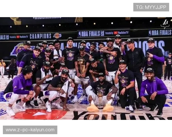 湖人队迎来重要比赛，争夺季后赛席位，湖人主场时隔8年再迎季后赛