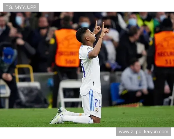 塞维利亚队员费尔南多贡献一脚精妙远射：足球场上的闪光时刻